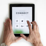 réseaux sociaux les nouveaux indispensable du marketing digitale article blog par code graphique image tablette réseaux sociaux et mains