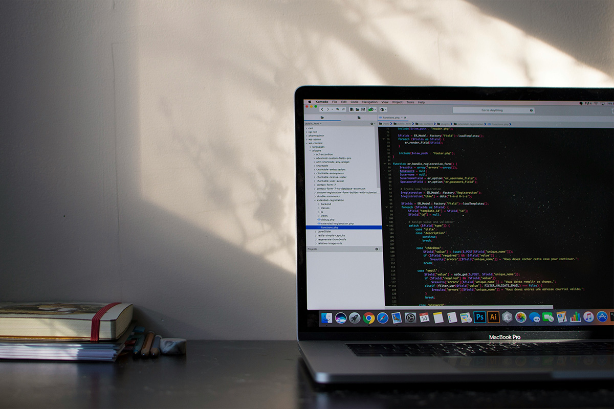ordinateur avec un écran de développeur