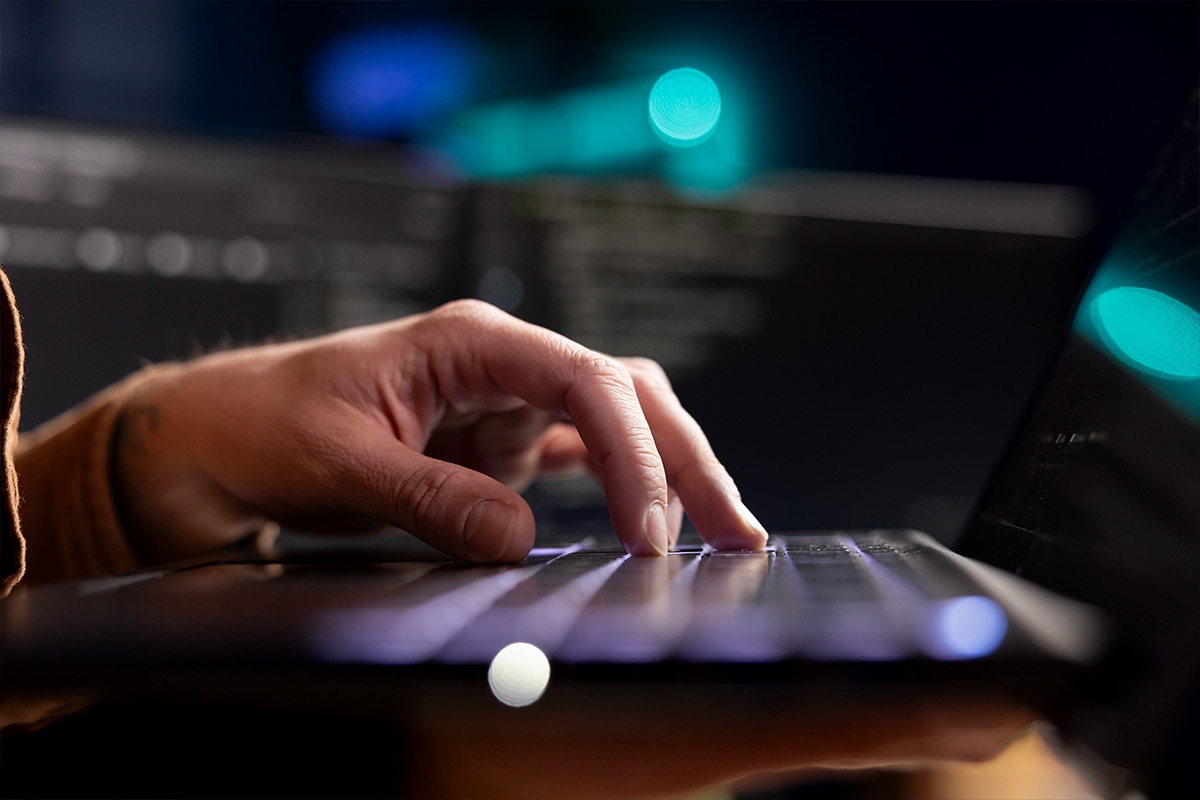 cahier et clavier d'un graphiste