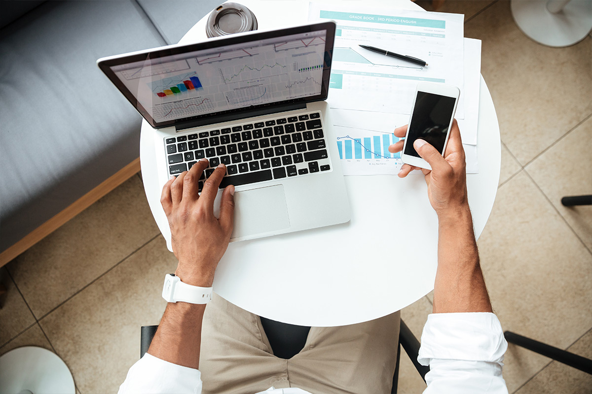 cahier et clavier d'un graphiste