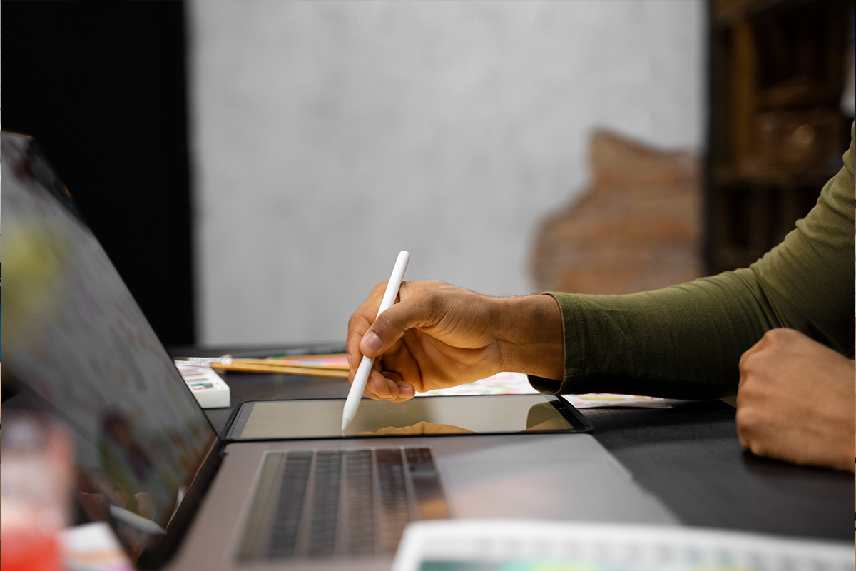 cahier et clavier d'un graphiste