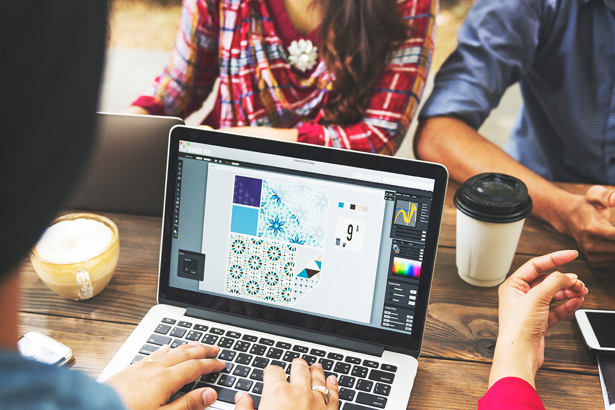 cahier et clavier d'un graphiste